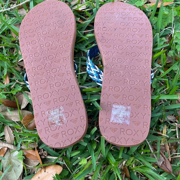 Blue, White and Navy Roxy Flip Flops New Size 8 - Picture 4 of 4